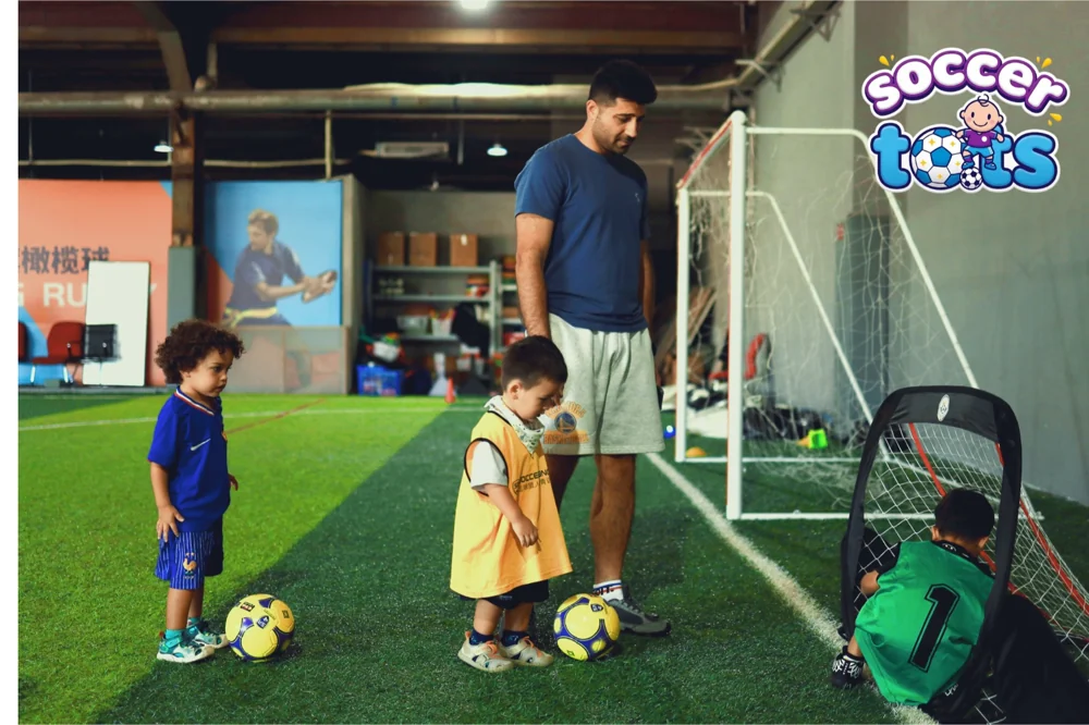孩子在 SoccerTots 课堂中参与足球游戏