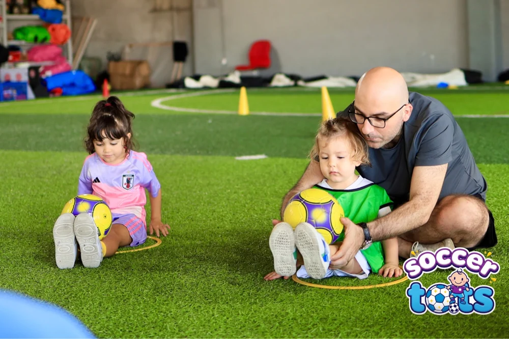 家长与孩子共同参与 SoccerTots 活动